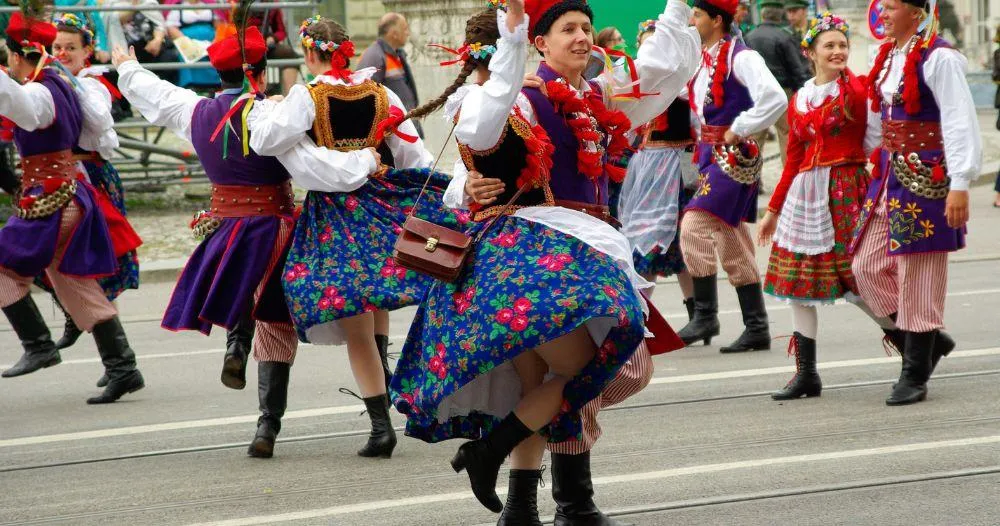 Traditional Bavarian Dirndl Dresses: Heritage, Style & Modern Trends 3 Traditional Bavarian Dirndl Dresses